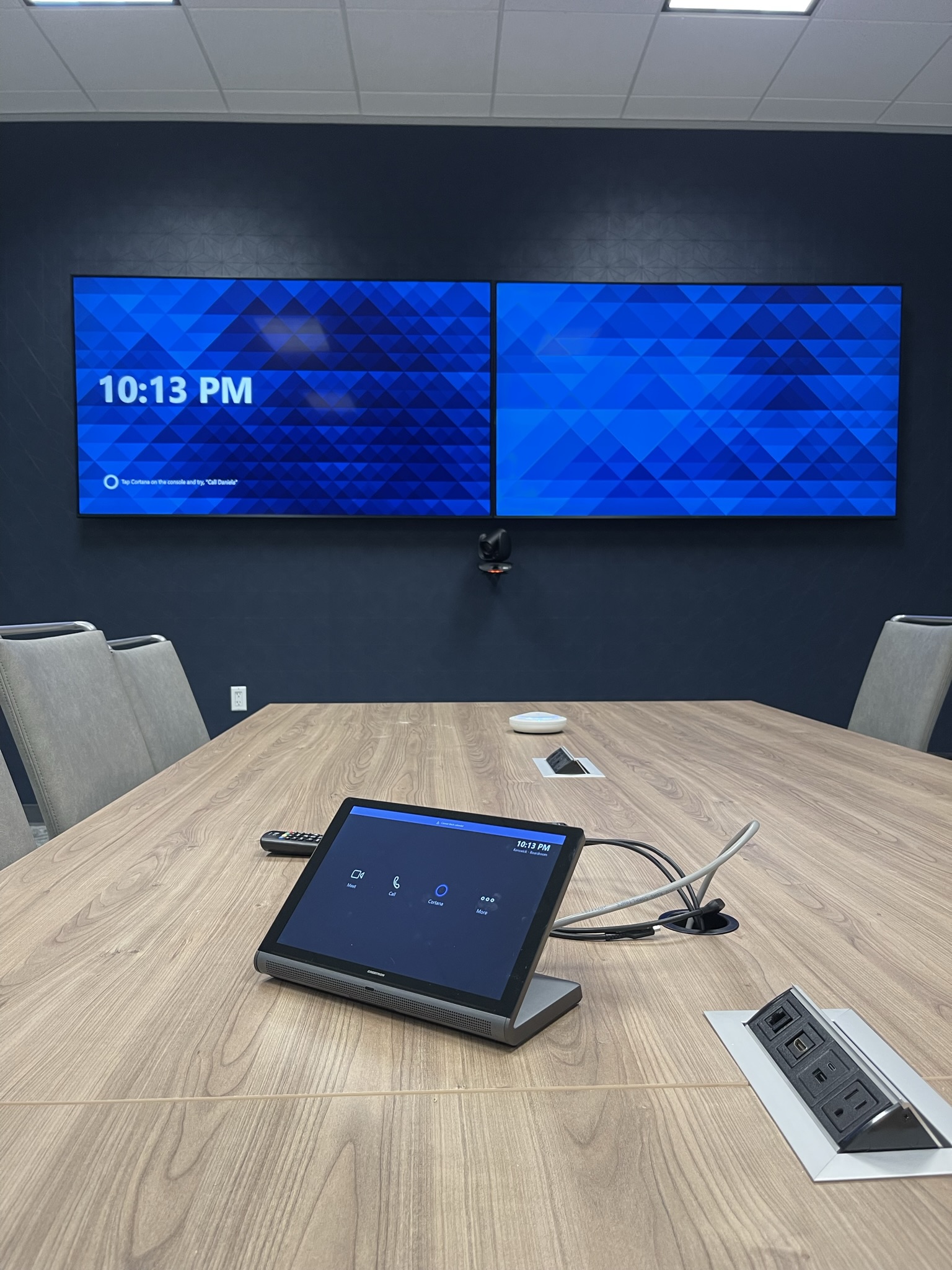 Integrated audiovisual technology in a modern meeting room